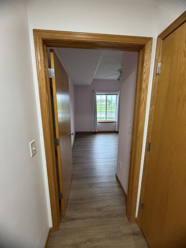 Building Photo - New Listing - 2 Bedroom, 1 Bath Condo on Northeast side of Iowa City