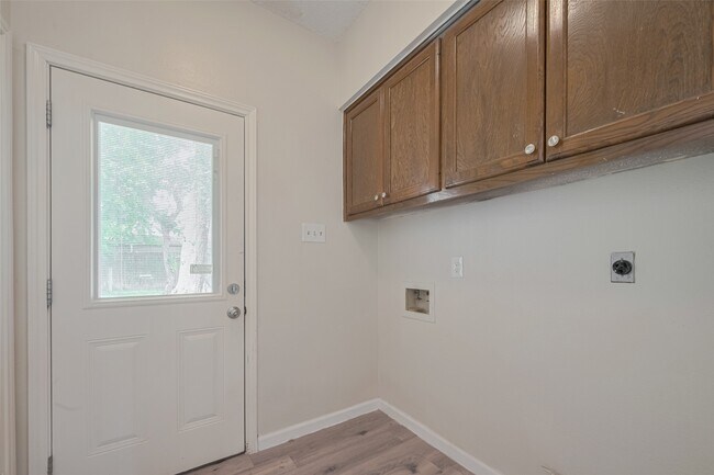 Building Photo - 5210 Holly View Dr