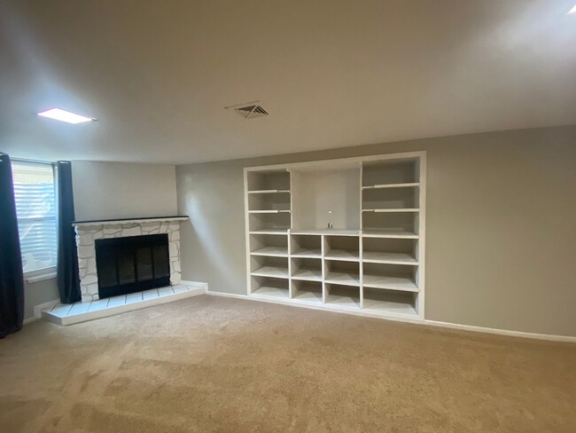Building Photo - 1701 Lodge St