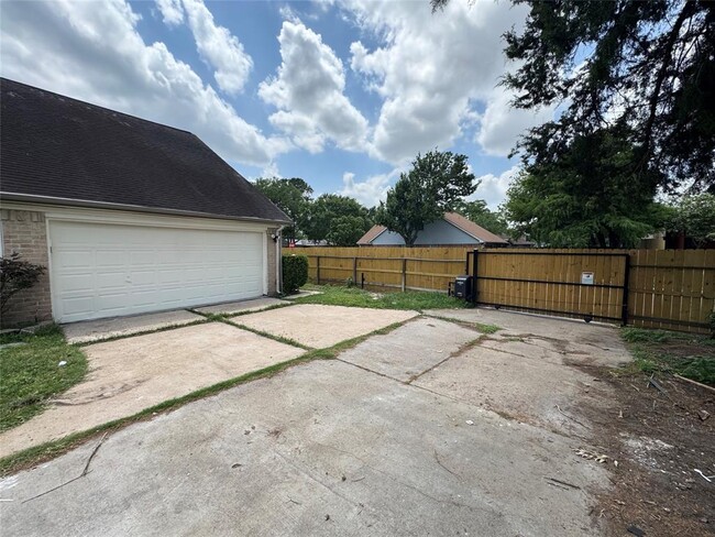Building Photo - 22018 Elsinore Dr