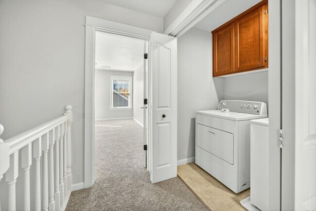 Building Photo - Four bedroom home for lease in the Riverwalk Neighborhood Ashland, Oregon