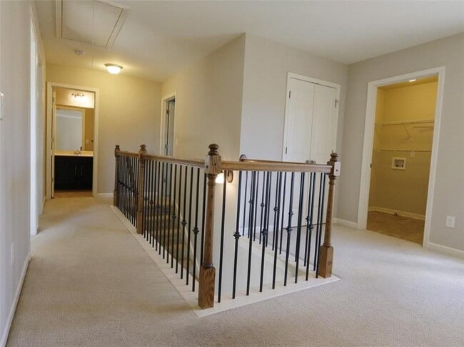 Building Photo - 204 Highland Village Ln
