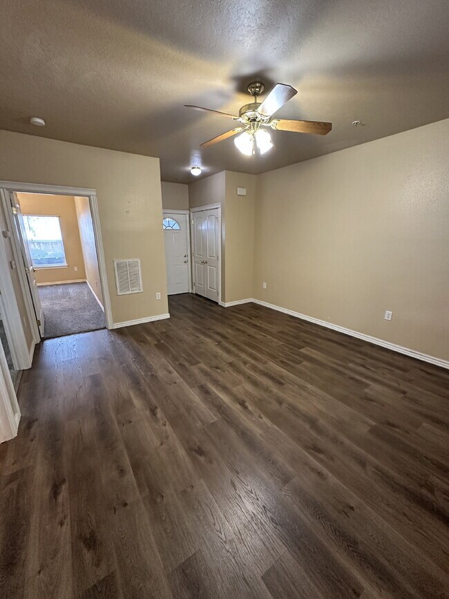 Building Photo - Upper Level 2 Bed 2 bath Apartment