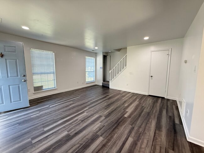 Building Photo - 210 Susan Dr