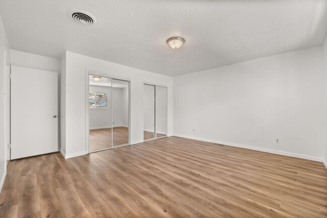 Building Photo - Large 4 Bedroom 2 Bath House