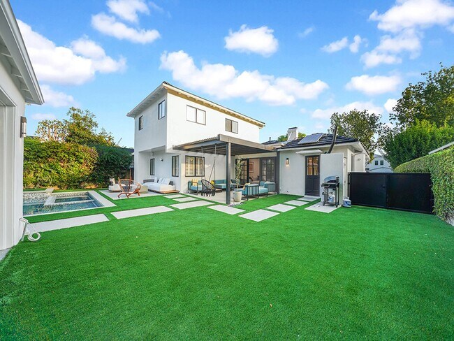 Building Photo - Luxe 5+4.5 w/detached studio, downstairs e...
