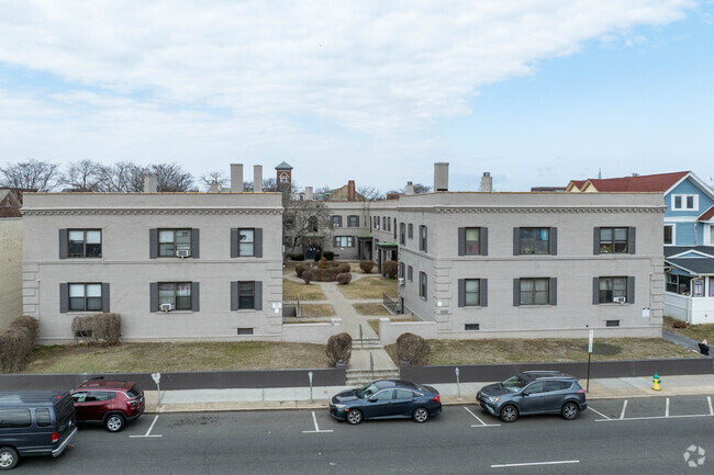 Building Photo - 116 W Merrick Rd