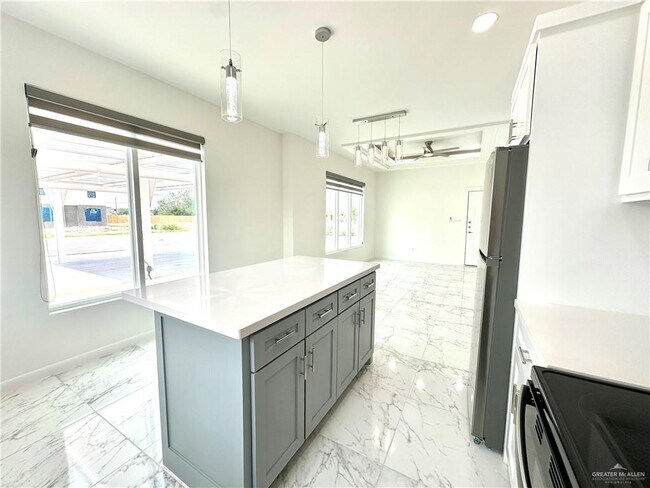 Building Photo - 14 E Viviana St