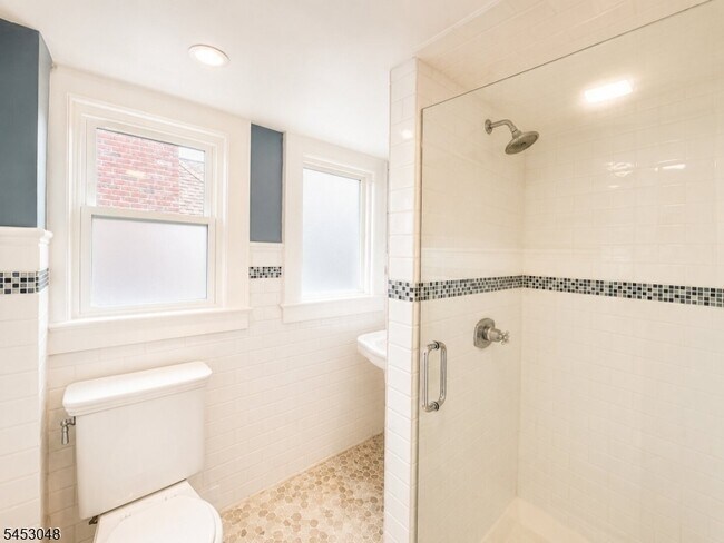 Building Photo - 2 Cloverhill Pl