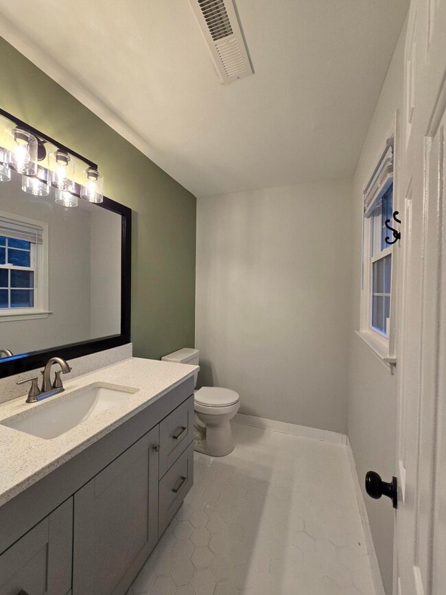 Building Photo - 620 Rainbow Dr