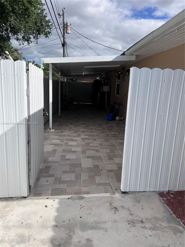 Building Photo - 934 SW 75th Ave