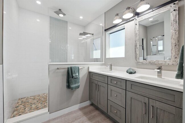 Building Photo - 12404 Capri Cir N