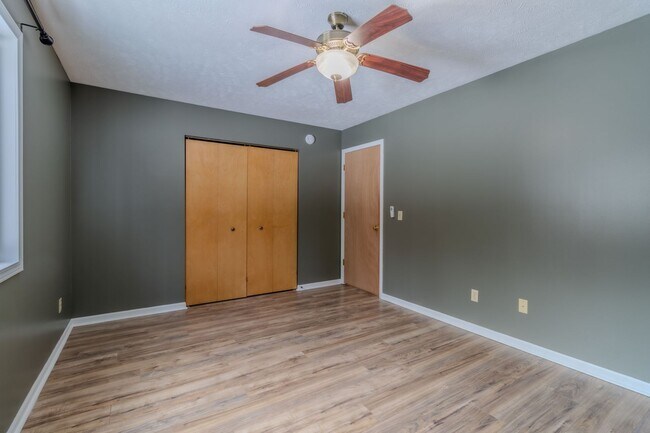 Building Photo - Woodsy Retreat in Lake Ann