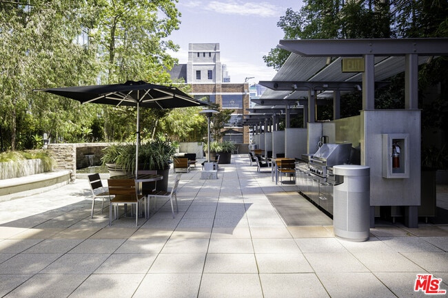 Building Photo - 1100 S Hope St