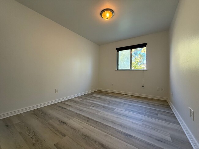 Building Photo - Remodeled Condo in West Valley