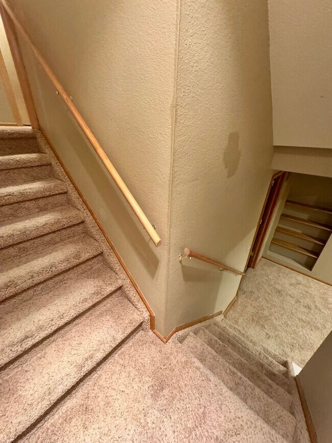 Building Photo - Gorgeous 4 bedroom with Loft and 3 car gar...