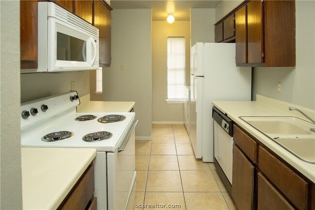 Building Photo - 1801 Woodsman Dr