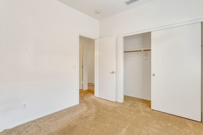 Building Photo - Beautiful 3 bedroom, 2 bath in great Mesa location!