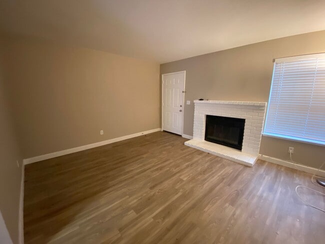 Building Photo - Updated 2 Bedroom Townhome