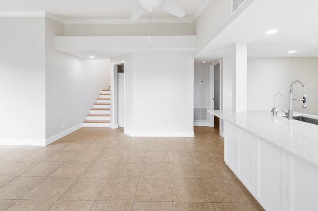 Building Photo - 1060 Lake Shore Dr