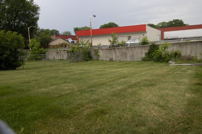 Building Photo - 2 bed 1 bath w loft