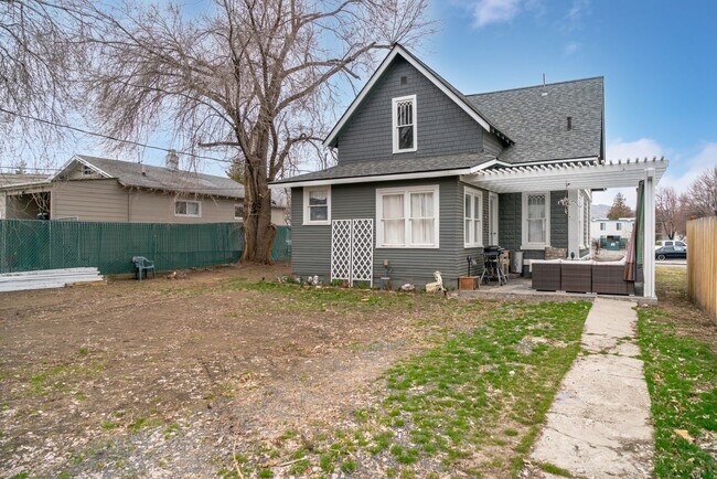 Building Photo - Historic Wenatchee Home 3 Bedroom 2 Bath