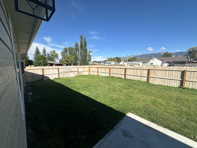 Building Photo - 3 Bed | 2 Bath Twin Bridges Home with Attached Garage