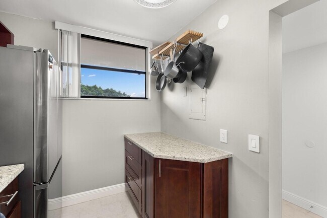 Building Photo - 111 Lake Emerald Dr