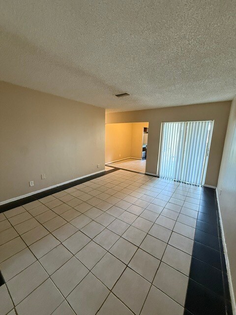 Building Photo - 3907