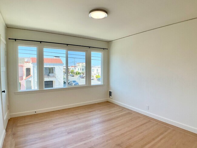 Building Photo - Remodeled! GARAGE PARKING Included! IN-UNI...