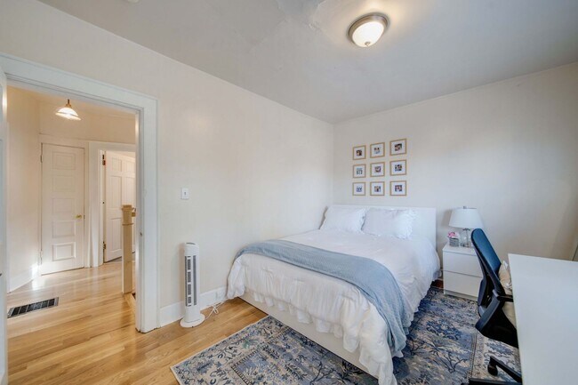 Building Photo - Ultimate 6-Bedroom House with Spacious Liv...