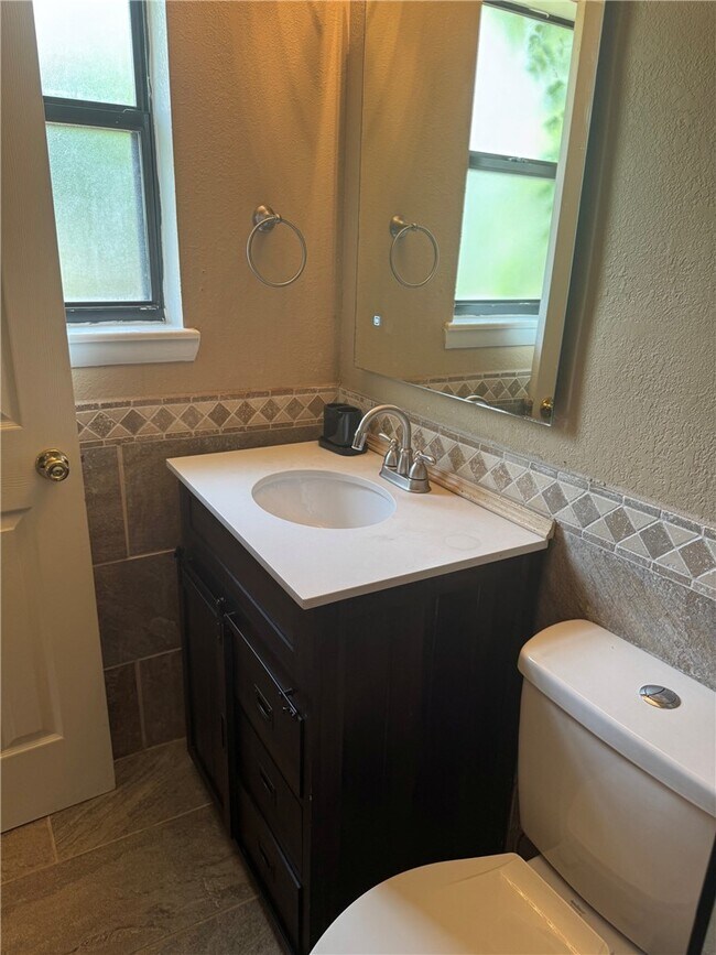 Building Photo - 708 N 12th Pl