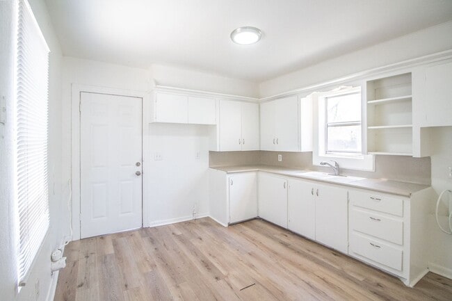 Building Photo - $950/month for updated 3-bedroom home. Don...
