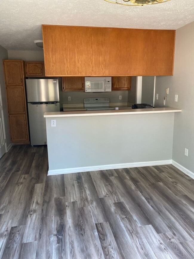 Building Photo - Carolina Lakes!!