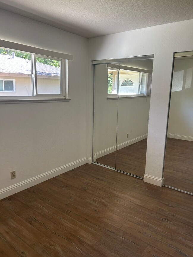 Building Photo - Lovely 2 bedroom 1 bath condo #1 unit