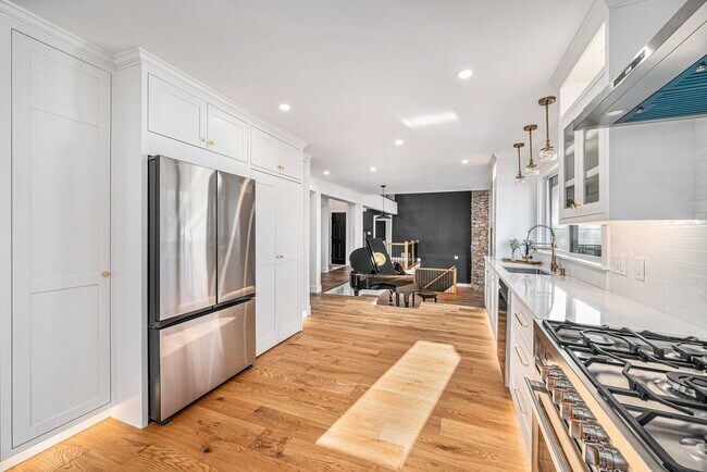 Building Photo - Renovated Lakefront 5 Bedroom Home with 2 Garages!