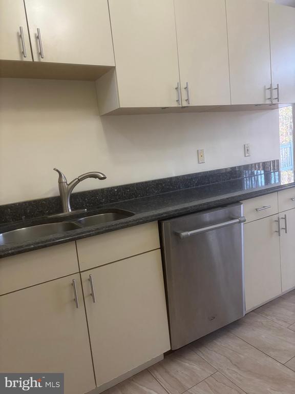 Building Photo - 7425 Dulany Dr