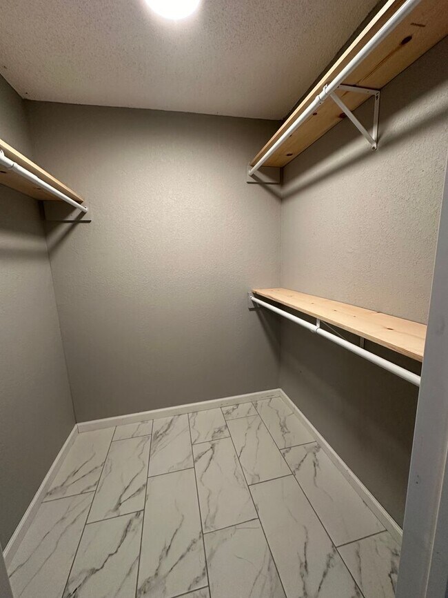 Building Photo - 2 bedroom/2 bath 2nd Floor Condo