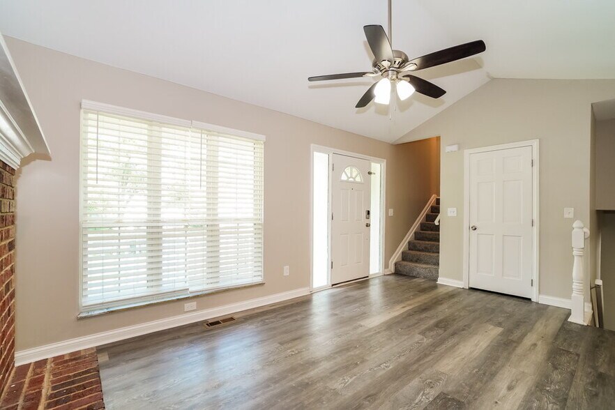 Building Photo - 1516 Manor Dr
