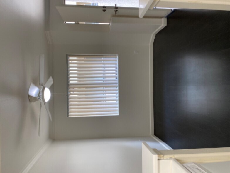 Building Photo - 13002 Riverside Dr