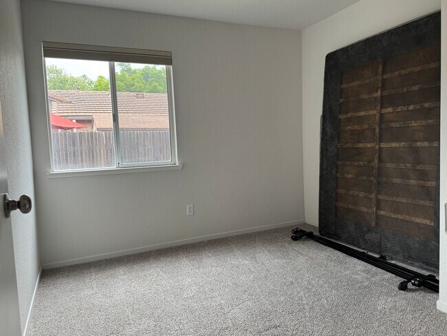 Building Photo - Recently remodeled charmer!