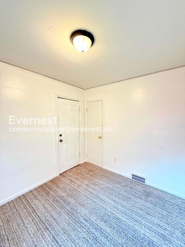 Building Photo - 10747 Roxbury St