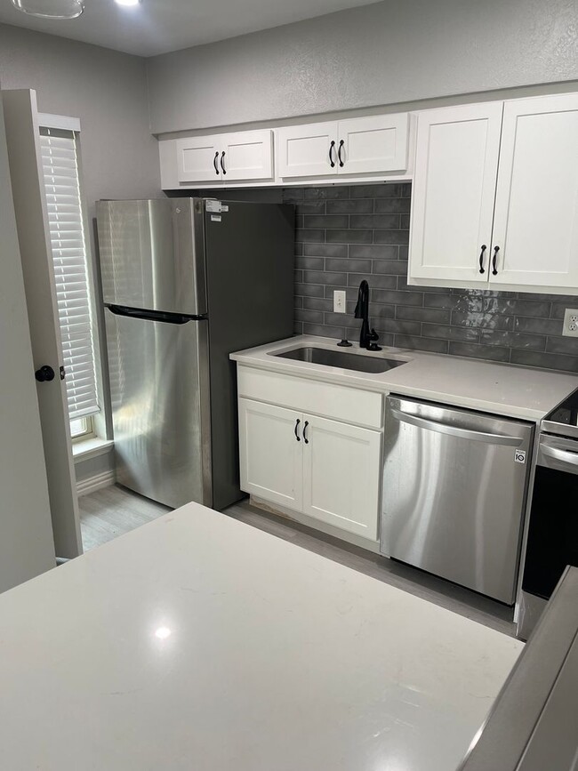 Building Photo - Newly Renovated One Bedroom Near SMU!