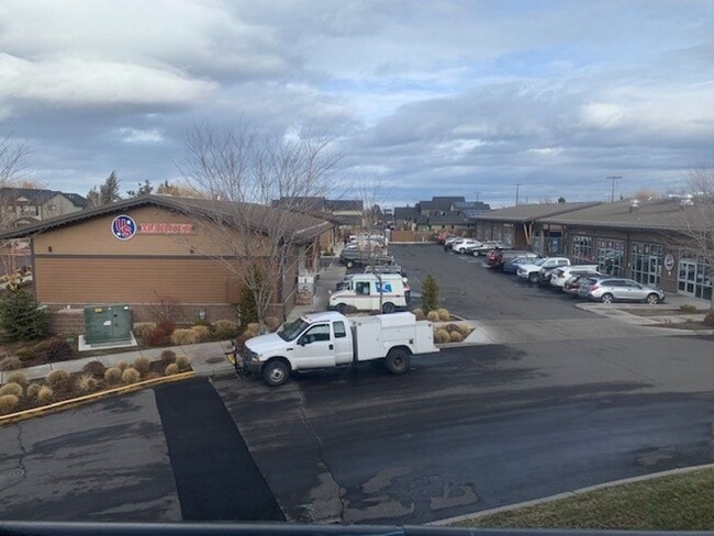 Building Photo - 3 Bed/3 Bath Modern and Luxurious Townhome in NE Bend