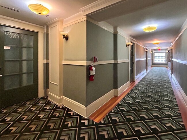 Building Photo - Vintage Charm - Top Floor NW Studio!