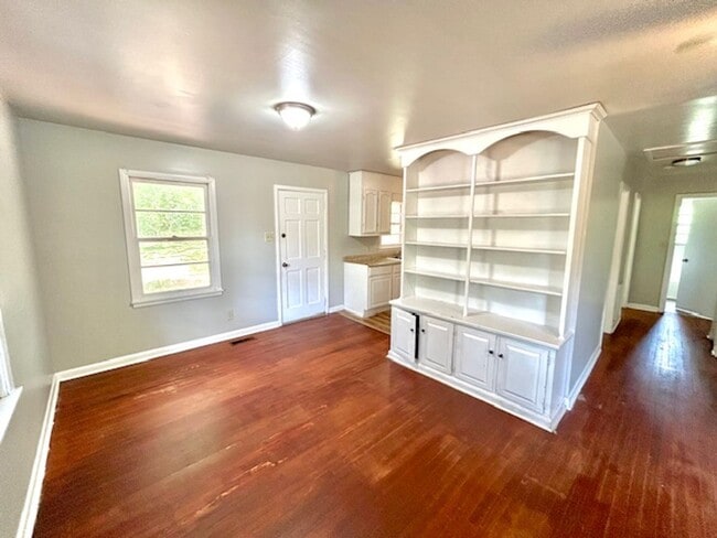 Building Photo - Cozy & Convenient Living on Fay Street – Great Location!