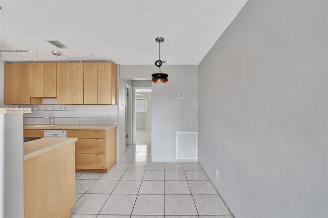 Building Photo - 2909 Middle River Dr
