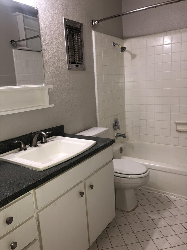 Building Photo - 2118 Edgehill Dr