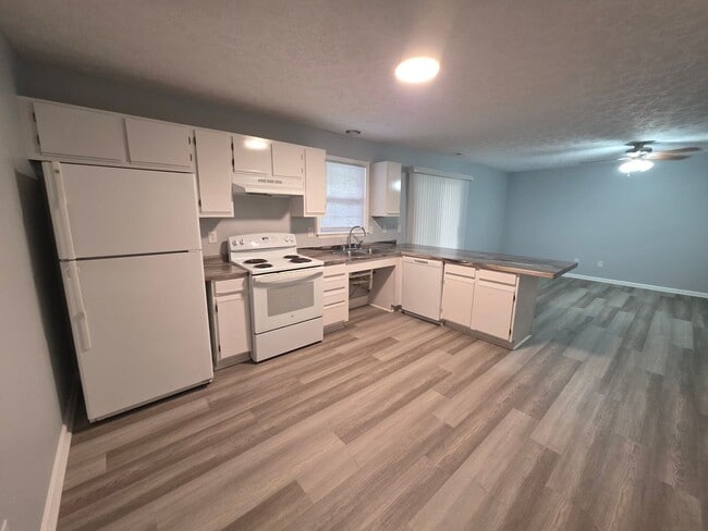 Building Photo - 2 Bedroom, 1 bath apartment - Downstairs Unit