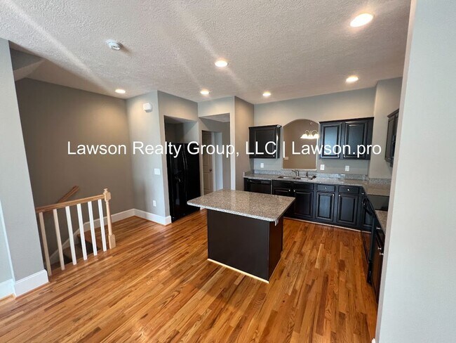 Building Photo - Luxurious Colonial Green Townhome